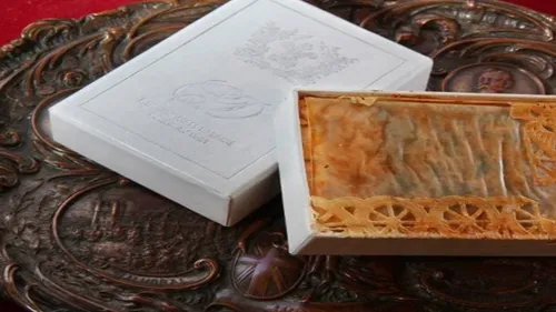 Une part de gâteau du mariage de Lady Diana mise aux enchères après...